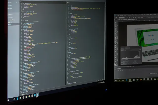 Código de um website a ser desenvolvido em dois monitores