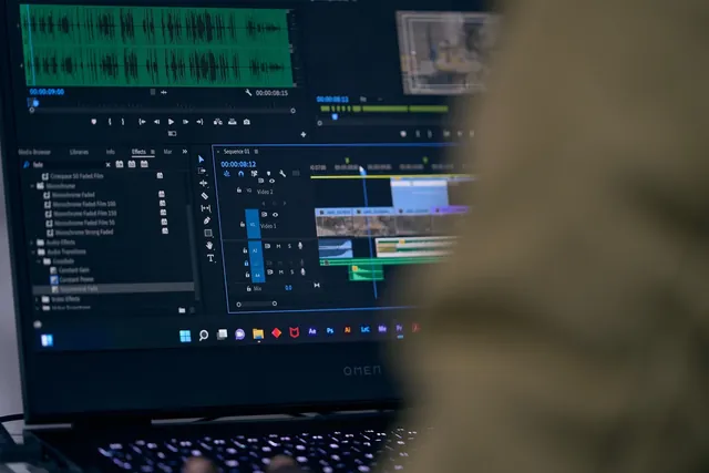 Linha de tempo de edição de vídeo no ecrã de um portátil